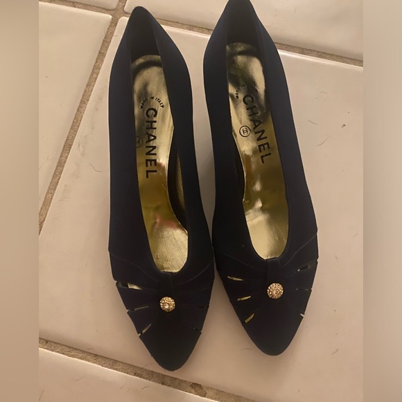 These NWOT Chanel Navy Satin Pumps feature a kitten heel. - Picture 1 of 4